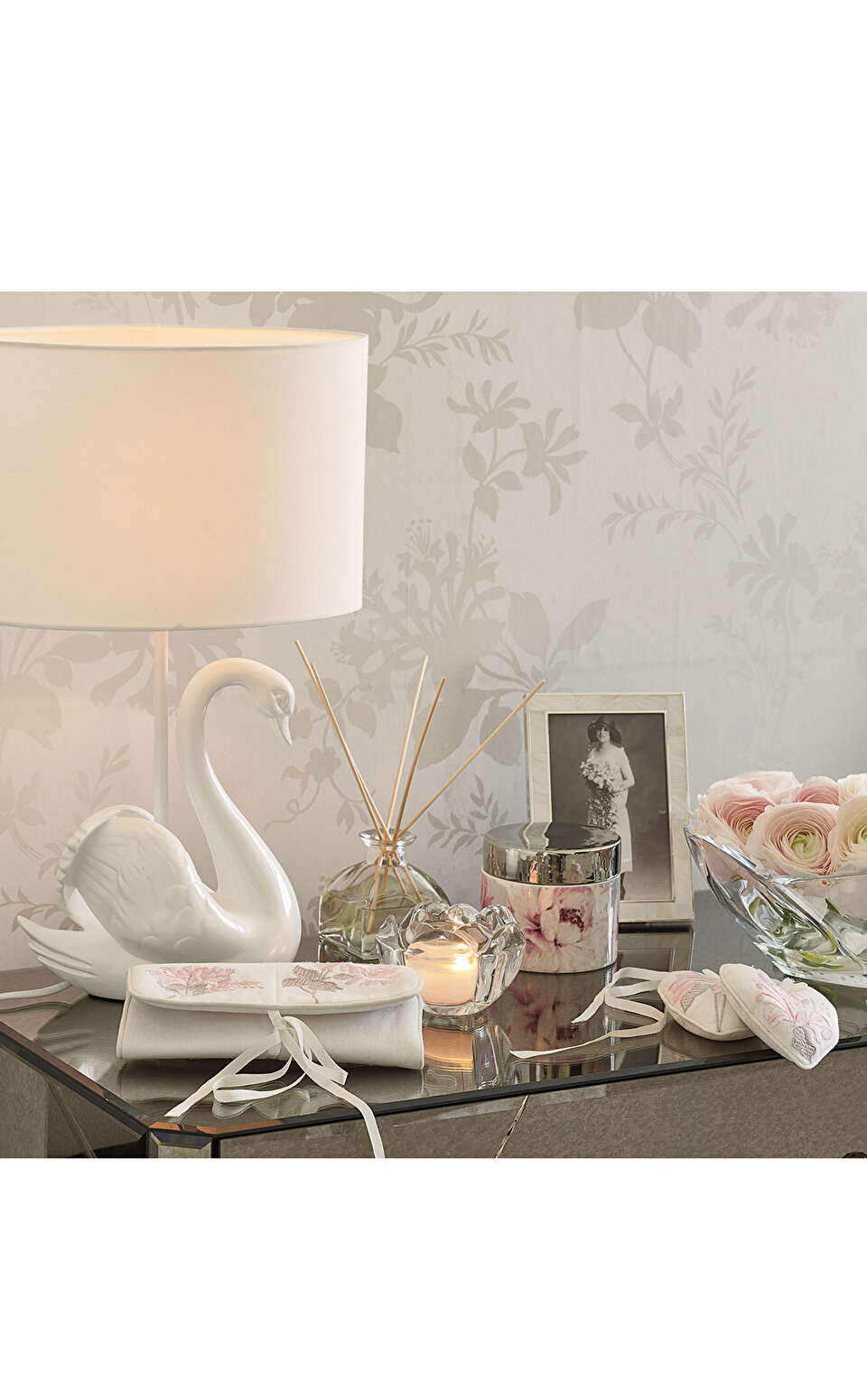 Laura ashley outlet swan lamp